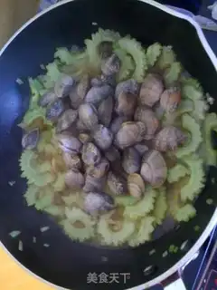 Make Boiled bitter gourd with clams step 4