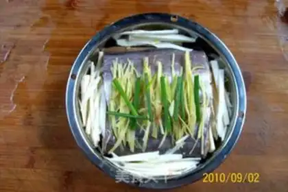 Make Steamed eel with onion, ginger, rice straw, rice straw, fragrant with fragrant aroma step 2