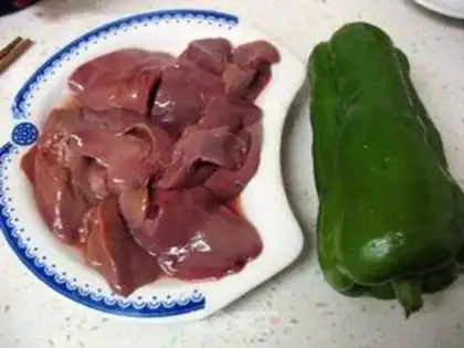 Make stir-fried chicken liver with green pepper step 0