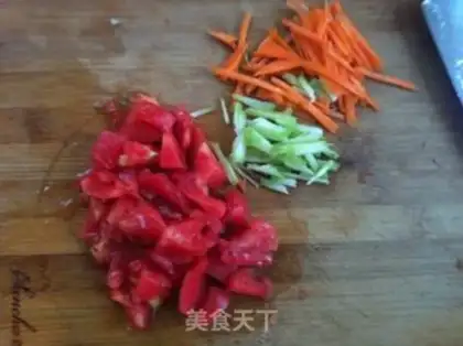 Make Udon noodles in tomato and oyster sauce step 1