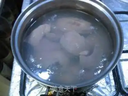 Make stir-fried chicken liver with green pepper step 1