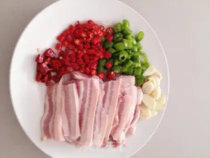 Make Farmhouse stir-fried pork step 1