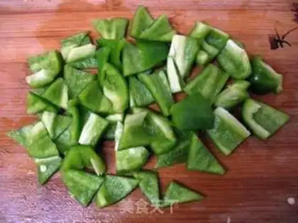 Make stir-fried chicken liver with green pepper step 2