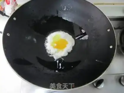 Make Egg and ham sandwich step 1