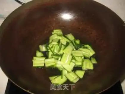 Make stir-fried dough sticks with cucumber step 1