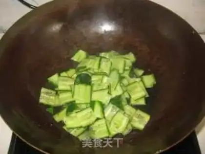 Make stir-fried dough sticks with cucumber step 2