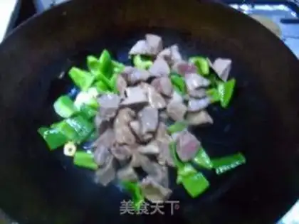 Make stir-fried chicken liver with green pepper step 6