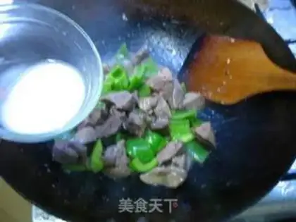 Make stir-fried chicken liver with green pepper step 7