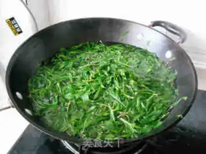 Make Pan-fried pork buns with mountain clover and haw step 1