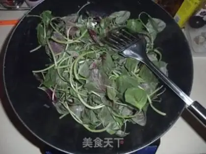 Make Boiled amaranth with preserved egg step 2
