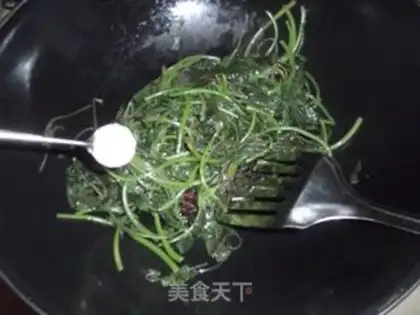 Make Boiled amaranth with preserved egg step 4
