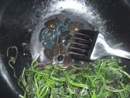 Make Boiled amaranth with preserved egg step 5