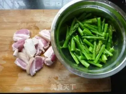 Make stir-fried asparagus with pork belly step 2
