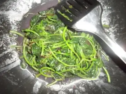Make Boiled amaranth with preserved egg step 6
