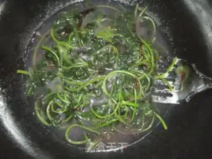 Make Boiled amaranth with preserved egg step 7