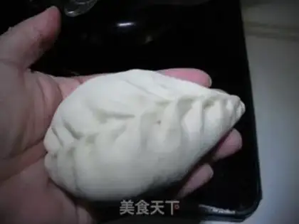 Make Pan-fried pork buns with mountain clover and haw step 11