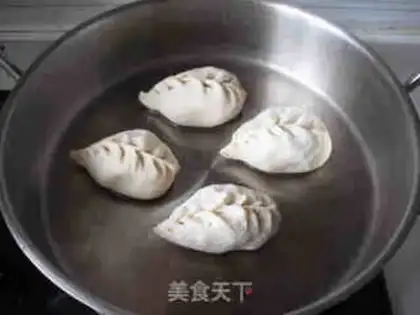 Make Pan-fried pork buns with mountain clover and haw step 12