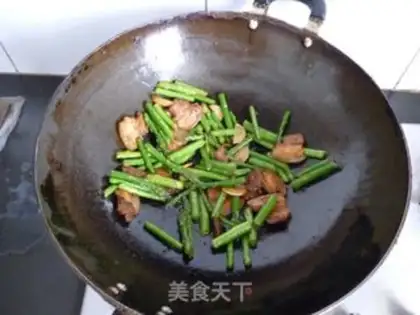 Make stir-fried asparagus with pork belly step 6