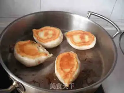 Make Pan-fried pork buns with mountain clover and haw step 13