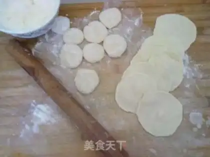 Make Dumplings stuffed with leek and pork step 2