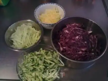 Make Fruit and vegetable salad egg roll step 1