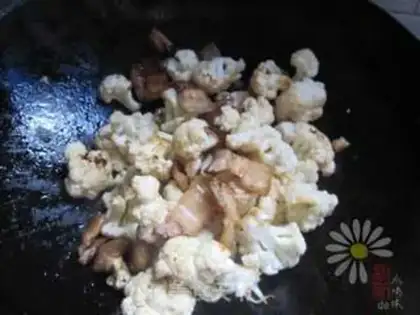 Make Dry stir-fried cauliflower step 4