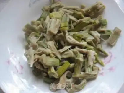 Make stir-fried pumpkin rattan with dried bamboo shoots step 0
