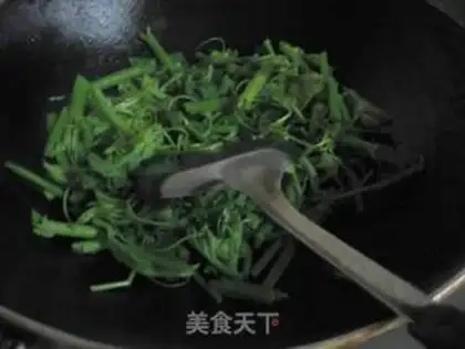 Make stir-fried pumpkin rattan with dried bamboo shoots step 2