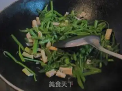 Make stir-fried pumpkin rattan with dried bamboo shoots step 3