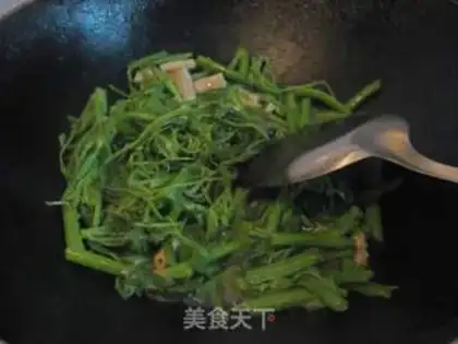 Make stir-fried pumpkin rattan with dried bamboo shoots step 4