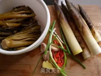 Make stir-fried shredded pork with diced cabbage and bamboo shoots step 0