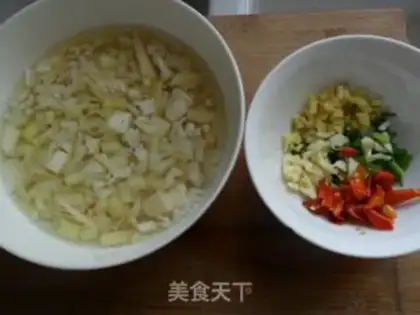 Make stir-fried shredded pork with diced cabbage and bamboo shoots step 1