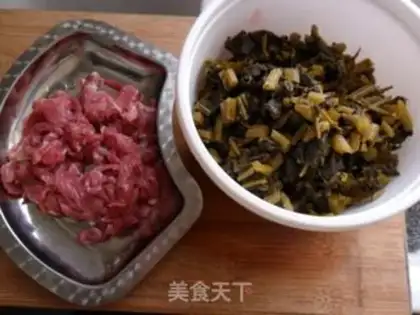 Make stir-fried shredded pork with diced cabbage and bamboo shoots step 2