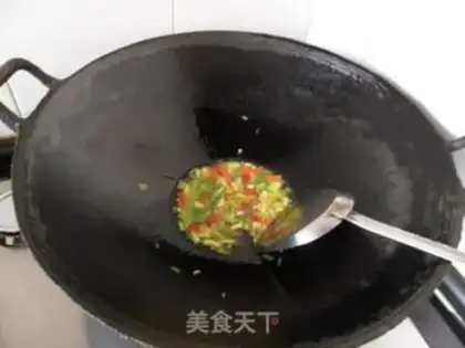 Make stir-fried shredded pork with diced cabbage and bamboo shoots step 3