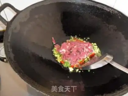 Make stir-fried shredded pork with diced cabbage and bamboo shoots step 4