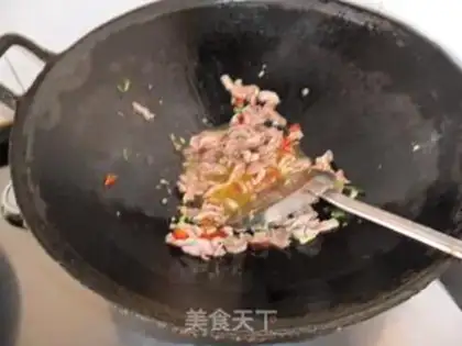 Make stir-fried shredded pork with diced cabbage and bamboo shoots step 5