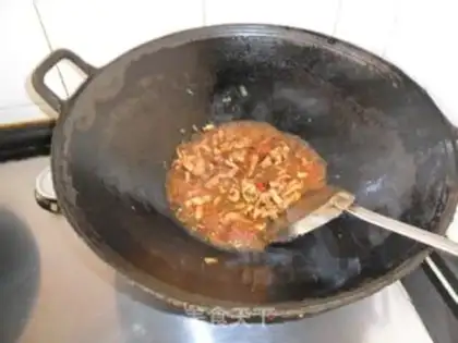 Make stir-fried shredded pork with diced cabbage and bamboo shoots step 6