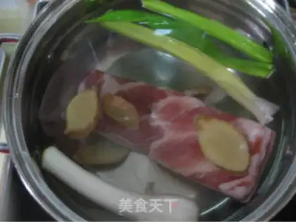 Make braised pork with plum vegetables step 1