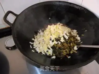 Make stir-fried shredded pork with diced cabbage and bamboo shoots step 7