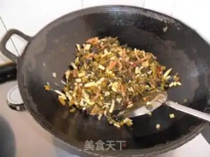 Make stir-fried shredded pork with diced cabbage and bamboo shoots step 8