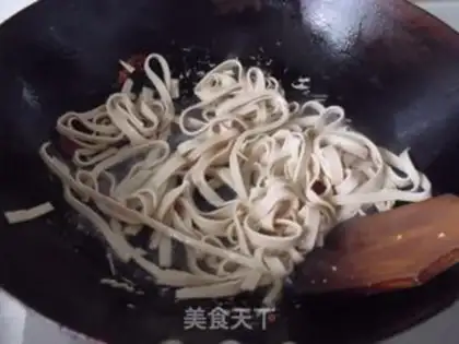 Make stir-fried thousands of slices of leeks step 0