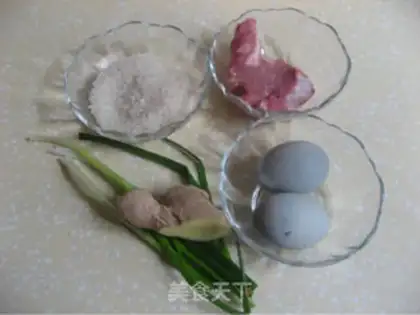 Make congee with pork and century step 0