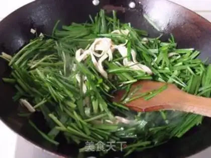 Make stir-fried thousands of slices of leeks step 1