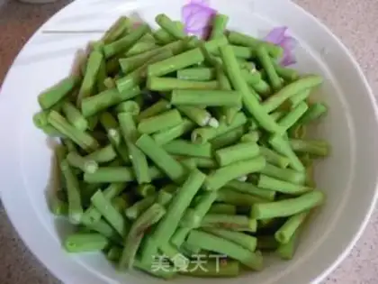 Make stir-fried pork with beans and onions step 0