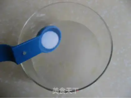 Make congee with pork and century step 2