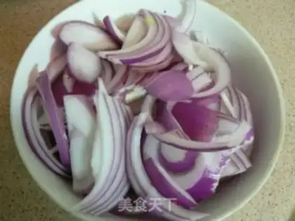 Make stir-fried pork with beans and onions step 1
