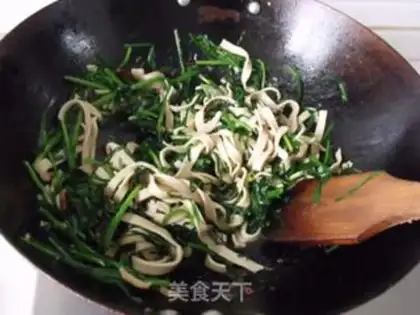 Make stir-fried thousands of slices of leeks step 2