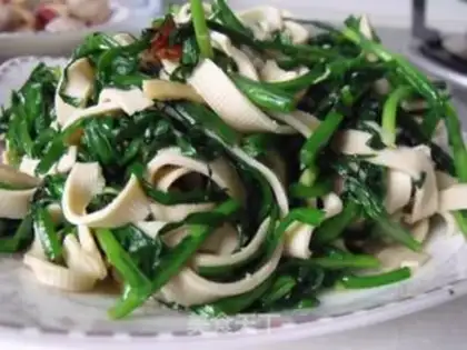 Make stir-fried thousands of slices of leeks step 3