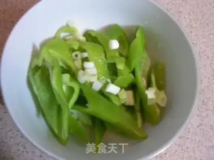 Make stir-fried pork with beans and onions step 3