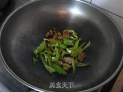 Make stir-fried pork with beans and onions step 5
